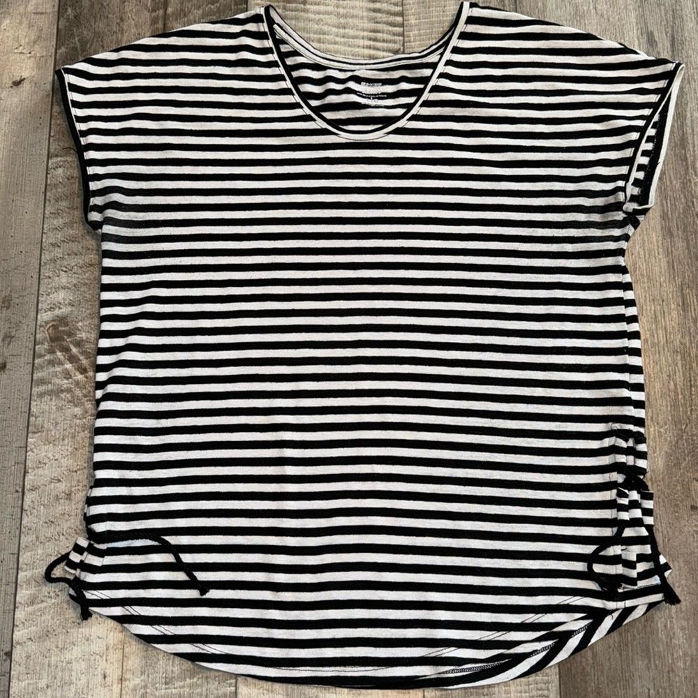 OLD NAVY-classic t-shirt- size L‎